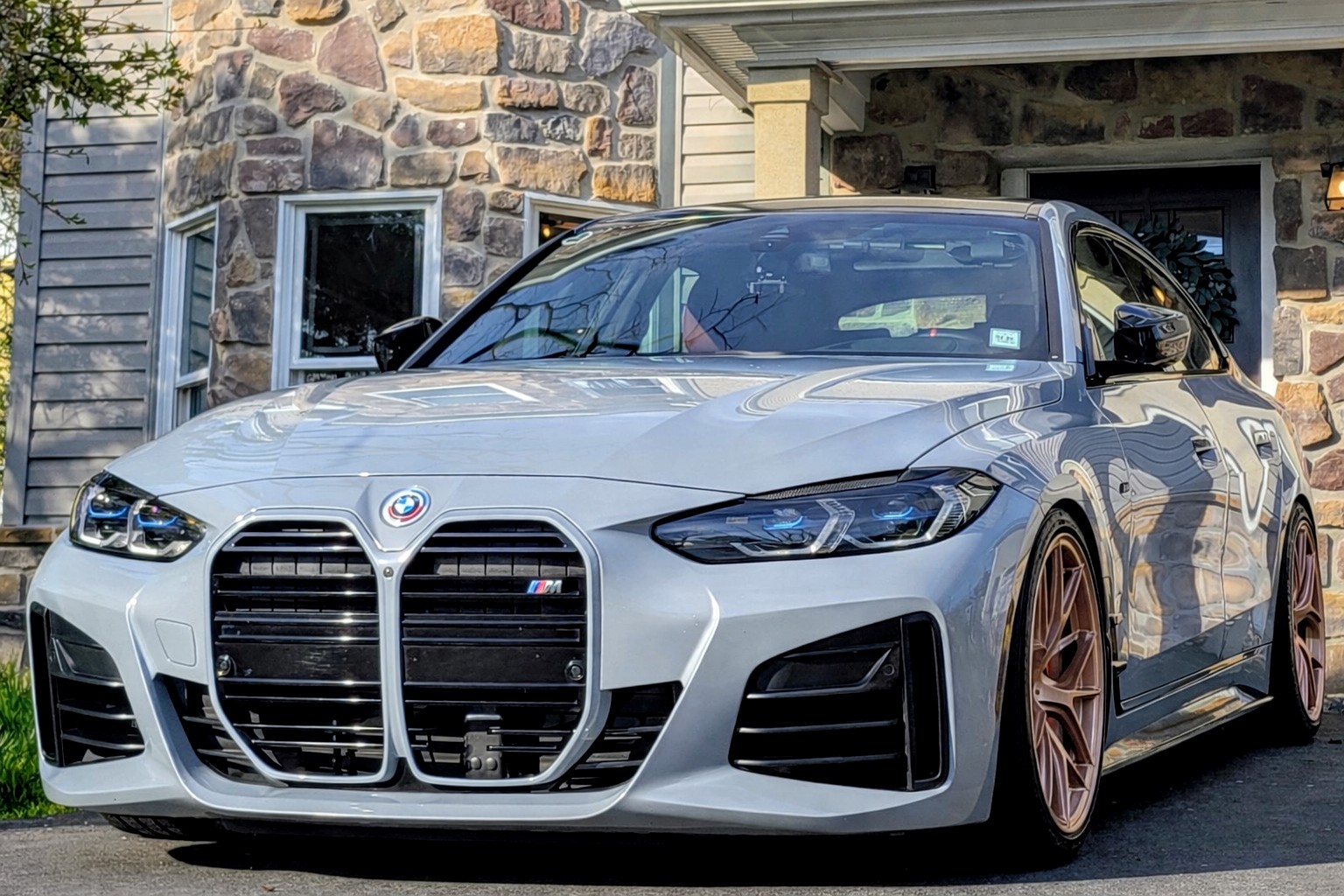 DV-001 front face — BMW kidney grille and bronze wheels